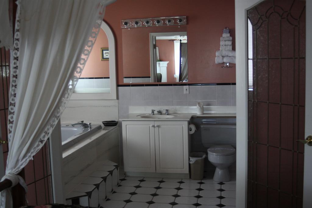 Mount Baker Hotel Cranbrook Room photo